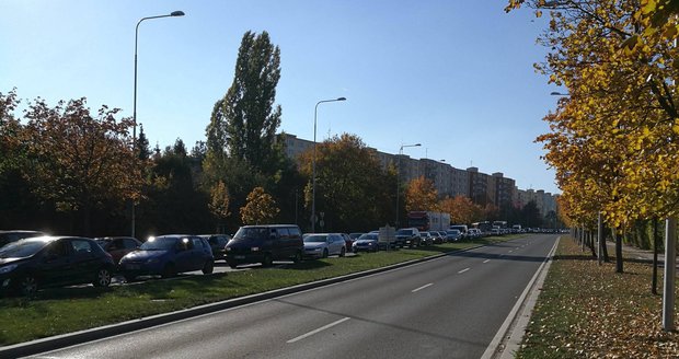 Kolony vozů ve studentské ulici v Plzni.