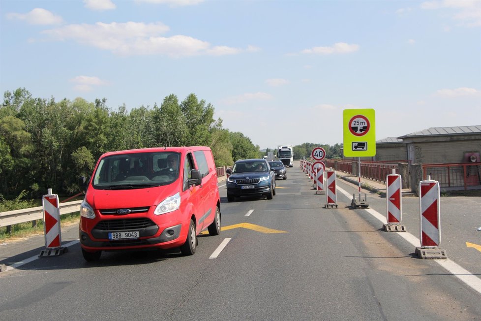 Opravovaný most u Mušova, kritické místo na hlavním dopravním tahu dovolenkářů k moři.