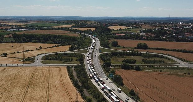 Kilometrové kolony na Pražském okruhu: V Lochkovském tunelu se srazily náklaďáky