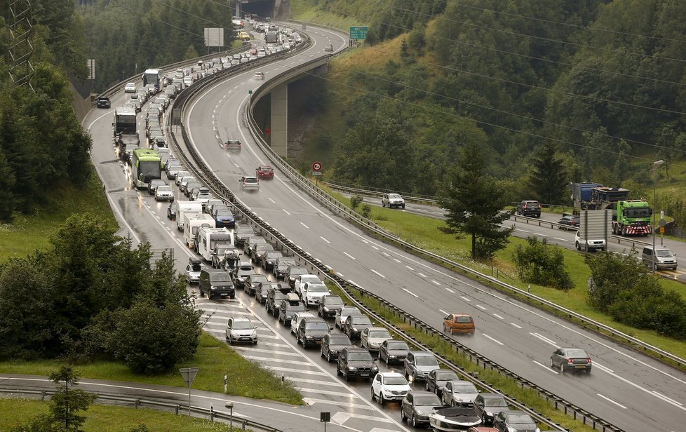 Dlouhé kolony se vytvořily i na dálnici u tunelu Svatého Gottharda ve Švýcarsku.