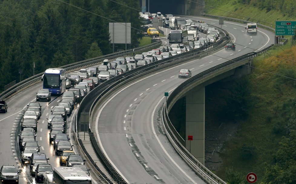 Dlouhé kolony se vytvořily i na dálnici u tunelu Svatého Gottharda ve Švýcarsku