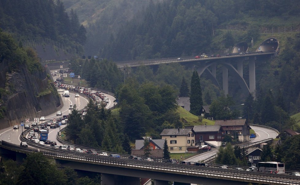 Dlouhé kolony se vytvořily i na dálnici u tunelu Svatého Gottharda ve Švýcarsku