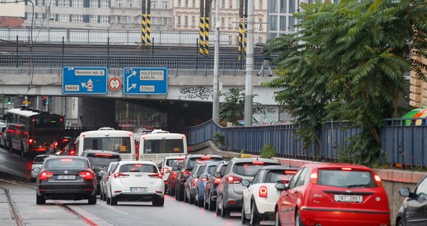 Dopravní situace v Praze je dlouhodobě problematická. Praha 6 kvůli ní vyhlásila stav dopravní nouze. (ilustrační foto)