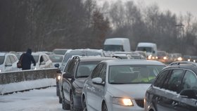 Provoz na hraničním přechodu do Bavorska v Pomezí nad Ohří komplikovaly kolony. Způsobili je pendleři, kteří čekali na povinné testy na koronavirus před drive-in testovacím místem. (25. 1. 2021)