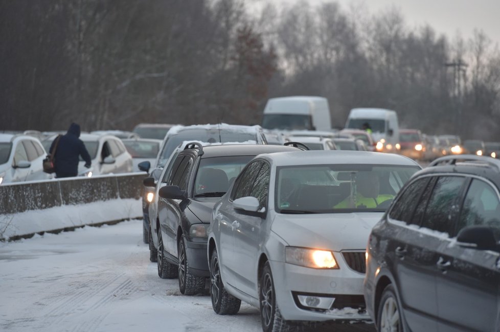 Provoz na hraničním přechodu do Bavorska v Pomezí nad Ohří komplikovaly kolony. Způsobili je pendleři, kteří čekali na povinné testy na koronavirus před drive-in testovacím místem. (25. 1. 2021)