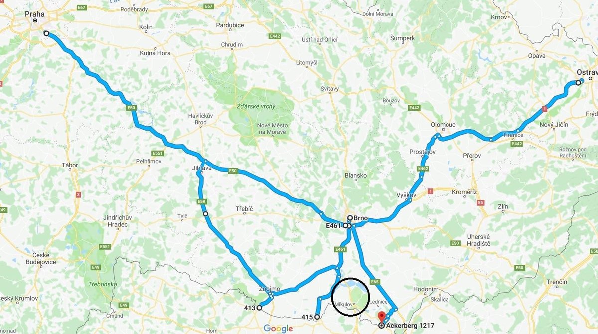 Mapa s vyznačenými doporučenými směry na prázdninové cesty k moři pro dovolenkáře od Prahy, Brna a Ostravy.