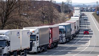 Slovensko kvůli dlouhým kolonám zavřelo hraniční přechody už i pro kamiony