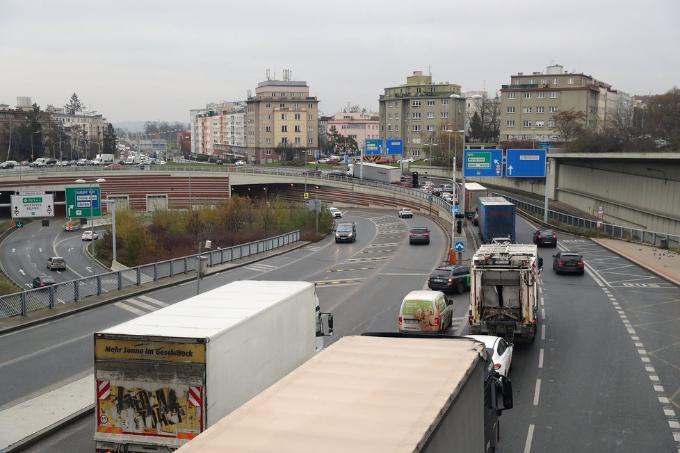 Kolony se napříč celou Prahou začaly tvořit kvůli uzavření tunelu Blanka a Strahovského tunelu. (22. listopad 2022)