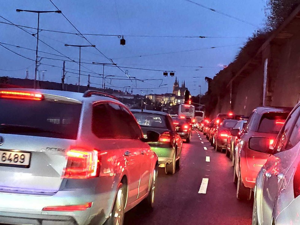 Dejvický tunel uzavřel požář, řidiči stáli v dlouhých kolonách.