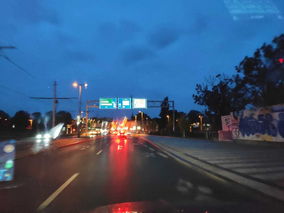 Dejvický tunel uzavřel požář, řidiči stáli v dlouhých kolonách.