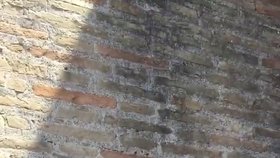Turista Ivan Dimitrov vyryl do zdi Kolosea jména sebe a své přítelkyně (červen 2023).