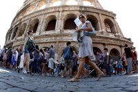 Hloupý nápad vandala: „Podepsal“ si Koloseum, hrozí mu vězení nebo tučná pokuta