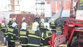 Na odstranění spadlých panelů bylo zapotřebí povolat hasiče s těžkou technikou.