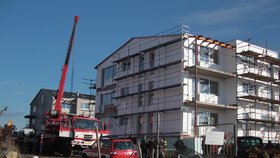Z rozestavěného domu v ulici Za Podjezdem se zřítily tři balkony.