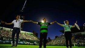 Tisíce fanoušků fotbalového klubu Chapecoense truchlí pro zemřelé hráče a vedení klubu.