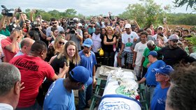 Do Brazílie se vrátily ostatky fotbalistů, kteří zemřeli při leteckém neštěstí v Kolumbii.