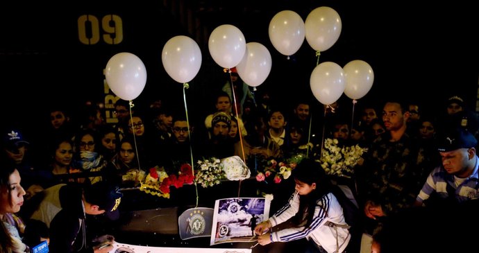 Tisíce fanoušků fotbalového klubu Chapecoense truchlí pro zemřelé hráče a vedení klubu.