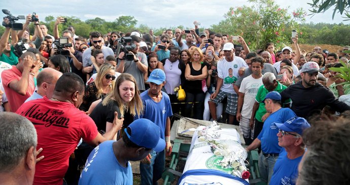 Do Brazílie se vrátily ostatky fotbalistů, kteří zemřeli při leteckém neštěstí v Kolumbii.