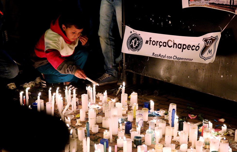 Tisíce fanoušků fotbalového klubu Chapecoense truchlí pro zemřelé hráče a vedení klubu.