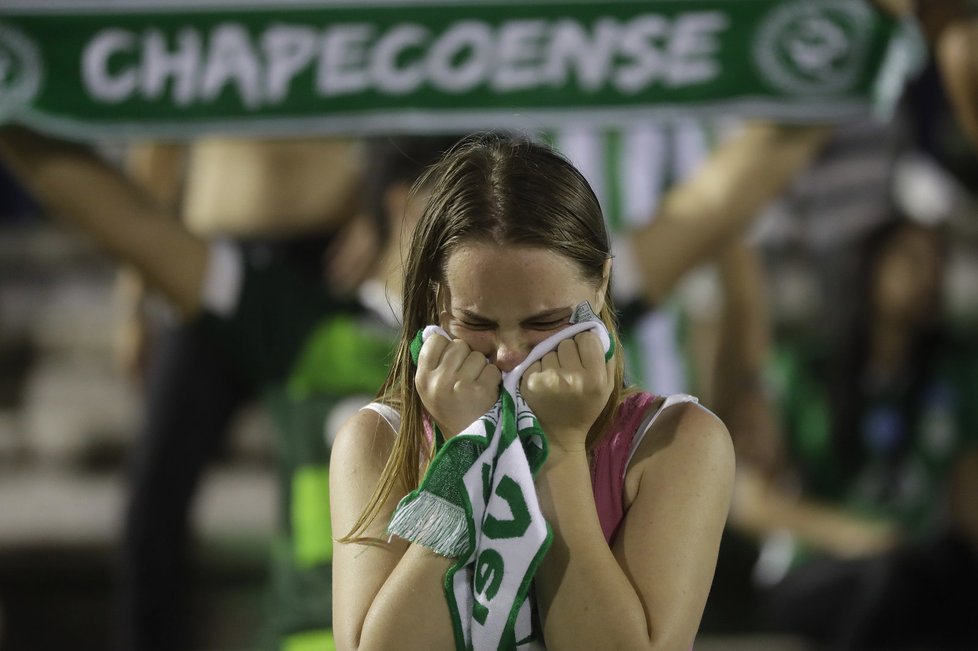 Tisíce fanoušků fotbalového klubu Chapecoense truchlí pro zemřelé hráče a vedení klubu.