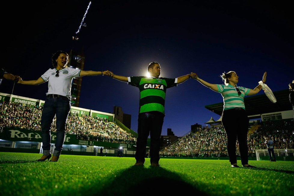 Tisíce fanoušků fotbalového klubu Chapecoense truchlí pro zemřelé hráče a vedení klubu.