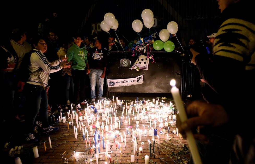 Tisíce fanoušků fotbalového klubu Chapecoense truchlí pro zemřelé hráče a vedení klubu.