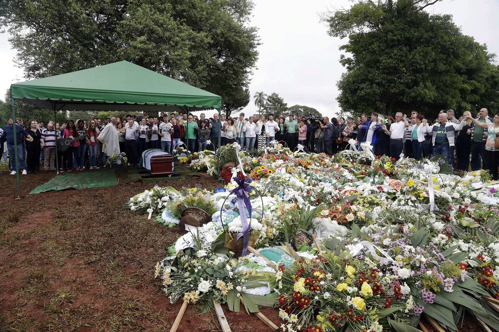 Do Brazílie se vrátily ostatky fotbalistů, kteří zemřeli při leteckém neštěstí v Kolumbii.