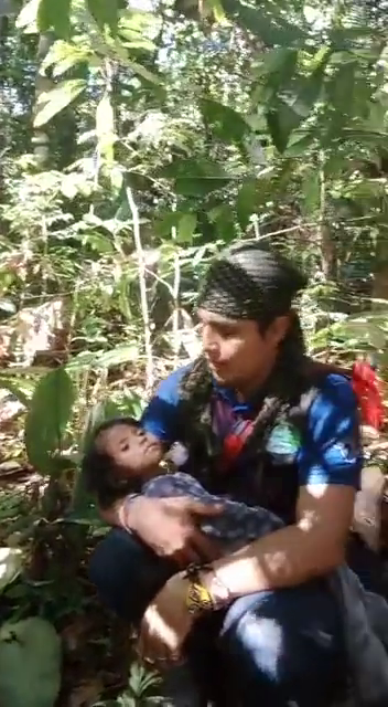 Nejmladší miminko v náručí jednoho ze záchranářů