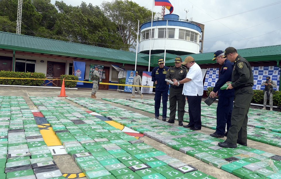 Příslušníci kolumbijského námořnictva zabavili ve městě Turbo na 5,2 tuny kokainu (6.3.2018)