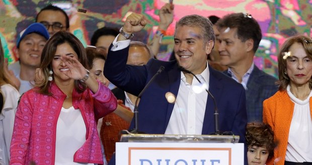 V Kolumbii jde k moci kritik dohody s rebely. Vydrží křehký mír?
