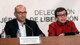 Předseda kolumbijské vlády Mauricio Rodriguéz (vpravo) a zástupce ELN Pablo Beltran (vpravo) na tiskové konferenci ve venezuelské metropoli Caracasu