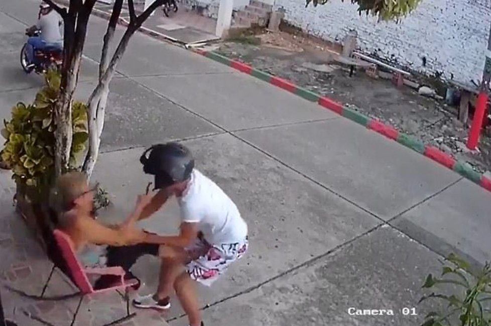 Stará paní nedala svůj mobil zadarmo. Zlodějíčkovi pořádně omlátila jeho helmu o hlavu.