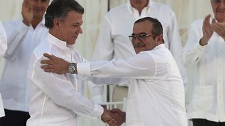 Kolumbie slaví historický mír, podepsán byl perem vyrobeným z kulky