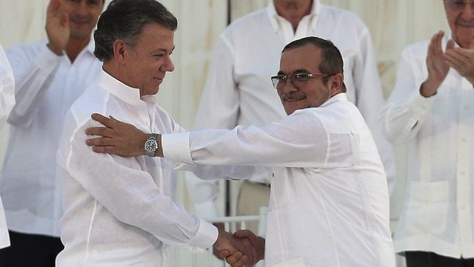 JUAN MANUEL SANTOS (vpravo) A RODRIGO LONDOŇO