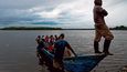 Víš, je to špatný. Dřív sme nasbírali třeba pět set nebo šest set mušlí za šichtu.“ Doňa Marleny strávila celý svůj život mezi kořeny mangrovů. „Neska najdou stovku dvě, lidi se vracej z mangrovů vosolený.“