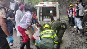 Sesuv půdy smetl autobus: 27 mrtvých včetně tří dětí v Kolumbii
