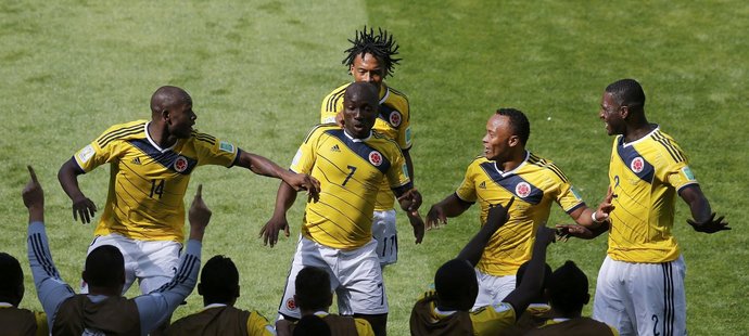 Oslava fotbalistů Kolumbie po rychlé brance Pabla Armera do sítě Řecka.