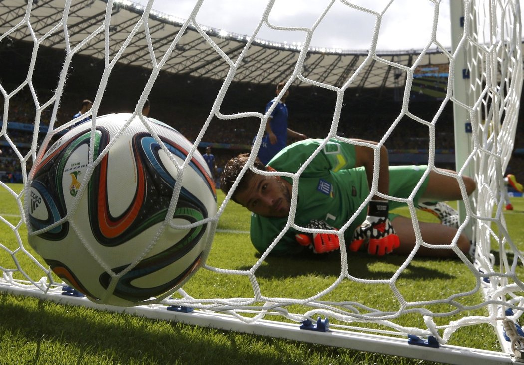 Míč v síti. Řecko inkasovalo v duelu s Kolumbií už po pěti minutách hry.