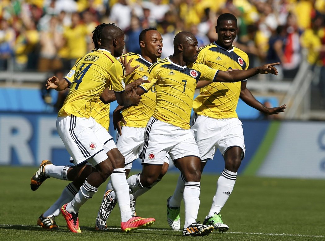 Oslava fotbalistů Kolumbie po rychlé brance Pabla Armera do sítě Řecka.