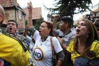 Slzy radosti i zděšení: Kolumbijci odmítli v referendu mír s povstalci