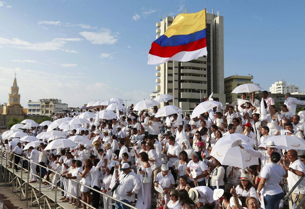 Kolumbijská vláda a FARC podepsaly mírovou dohodu, válka po 52 letech skončila.