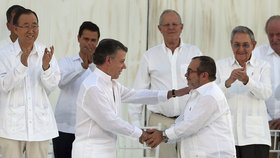 Kolumbijská vláda a FARC podepsaly mírovou dohodu, válka po 52 letech skončila.