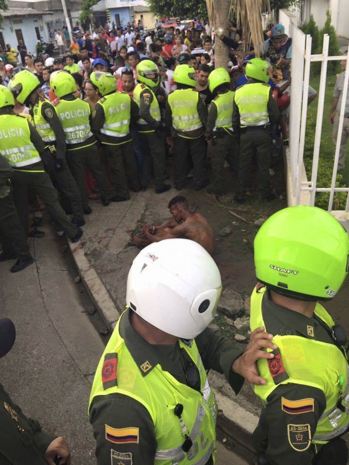 Policie musela kolem muže utvořit živý štít.