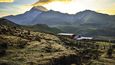 Horská chata La Primavera (3700 m n. m.) v údolí mezi sopkou Nevado del Quindio a stále aktivní sopkou Nevado del Tolima, pokrytou ledem
