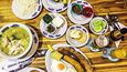 Má večeře: chicharrón s plantainem a vejci, placka arepa a polévka ajiaco