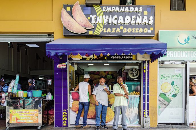V Kolumbii zapomeňte na dietu. Masitá jídla v kombinaci s hutnými brambory, zeleninovými banány a rýží nebo kalorický streetfood nepotěší žaludek, zato příjemně překvapí zvídavé gastrocestovatele.