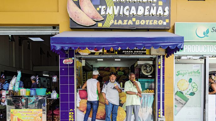 V Kolumbii zapomeňte na dietu. Masitá jídla v kombinaci s hutnými brambory, zeleninovými banány a rýží nebo kalorický streetfood nepotěší žaludek, zato příjemně překvapí zvídavé gastrocestovatele.