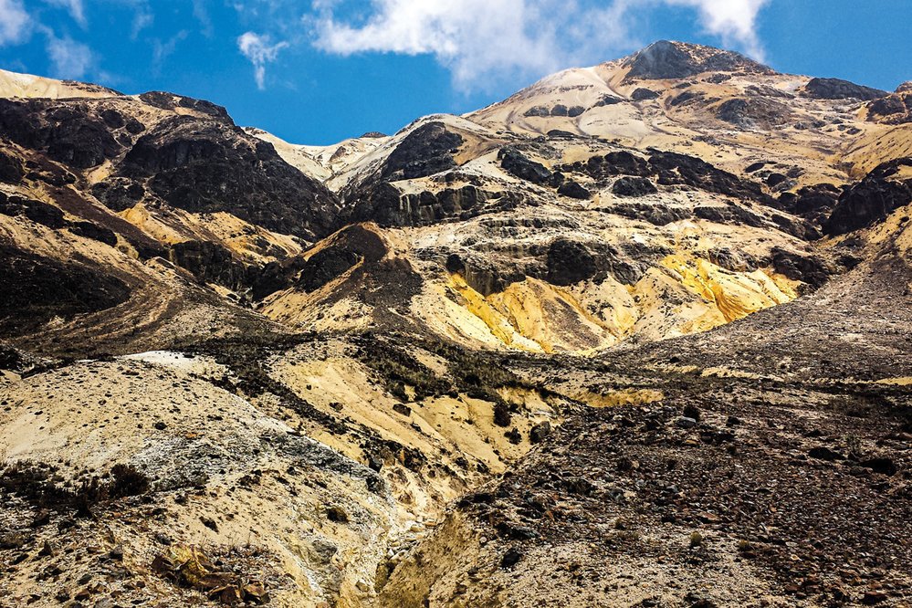 Žlutavé odstíny sopky Nevado del Quindio způsobuje síra. Její zápach vás bude provázet cestou k vrcholu.