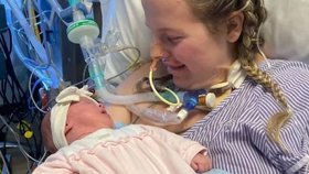 Žena s covidem porodila v kómatu: První setkání s miminkem po třech týdnech
