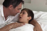 Zemřel David, 18 let byl v kómatu! O adoptovaného syna se obětavě staral táta
